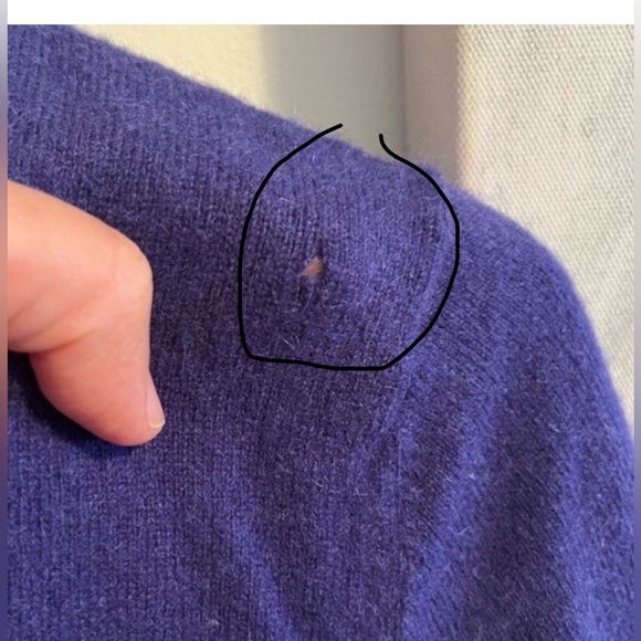 Uniqlo V neck sweater size Medium As is - Picture 3 of 4